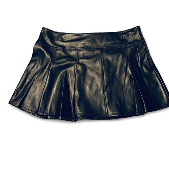 Celebrity Pink Women's Black Faux Leather Pleated Skort NEW - Picture 6 of 7